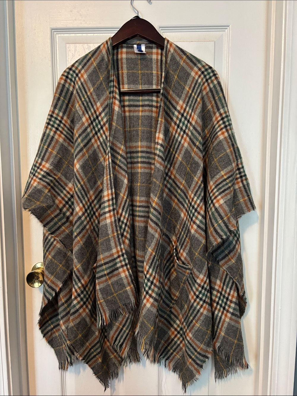 Beautiful Apt.9 Plaid Poncho/Wrap  with Fringe.Gorgeous colors-Tan,black,orange